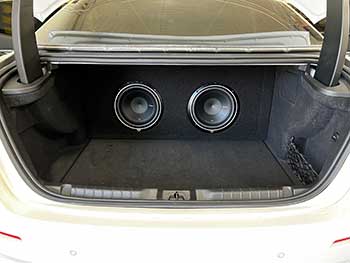 2017 Maserati Ghibli got an audio upgrade using Rockford Fosgate DSR1 to handle signal for Hertz 4 channel and mono amps. Hertz speakers interior and we custom built an enclosure trimmed to the trunk for pair of Rockford 10" subs.